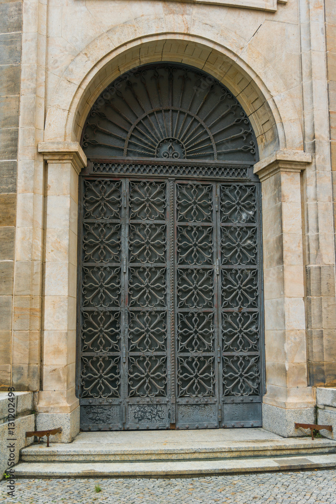 Fototapeta premium Majestic arched entrance of an old building