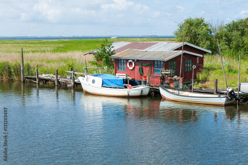 Hütten und Boote am Fjord, Jütland, Dänemark Hütten und Boote am Fjord, Jütland, Dänemark
