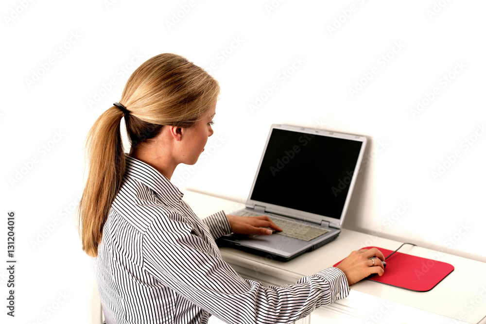junge Frau im Büro am Computer arbeiten junge Frau im Büro am Computer arbeiten