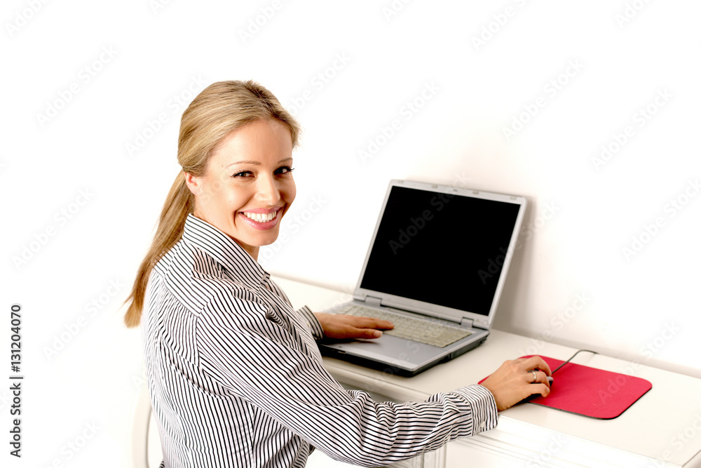 junge Frau im Büro am Computer arbeiten junge Frau im Büro am Computer arbeiten
