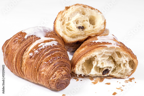 Fotografie croissants frais au beurre sur fond blanc