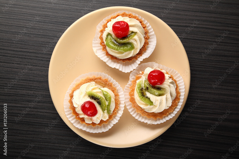 cake with cream/ cake with cream, garnished with a slice of kiwi and cherry cake with cream/ cake with cream, garnished with a slice of kiwi and cherry
