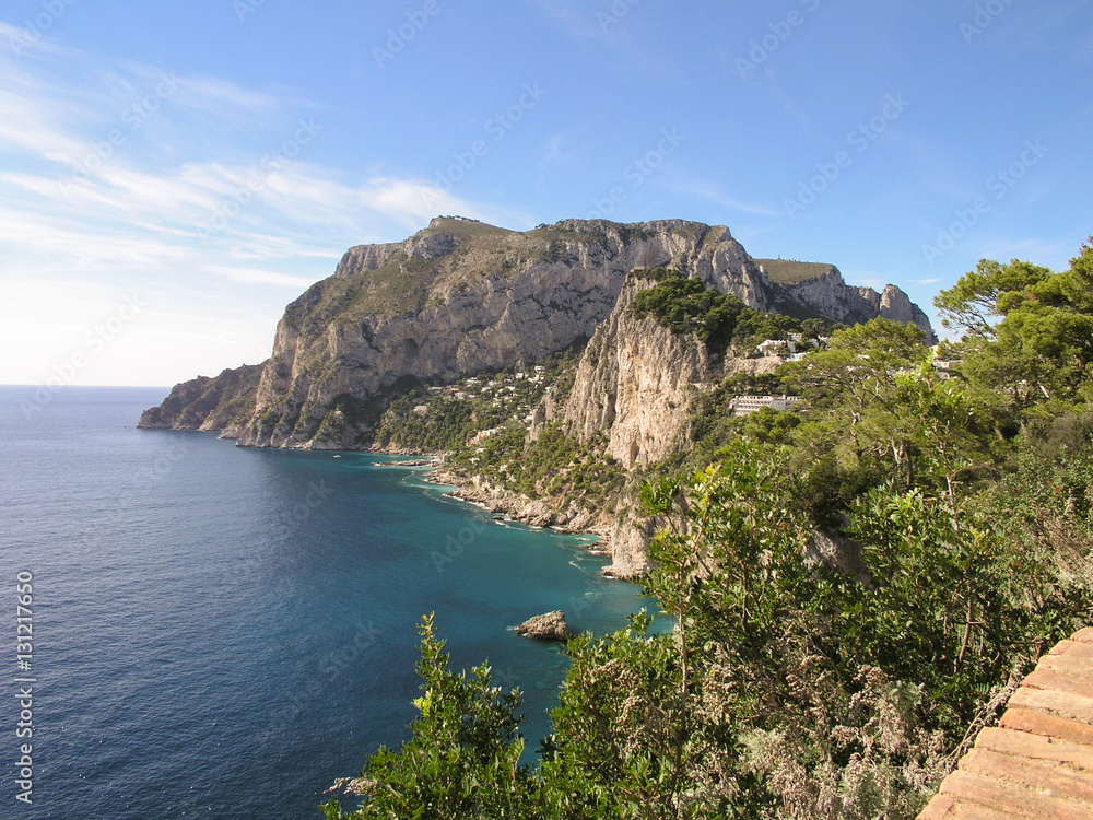 Capri Küste mit Blick auf Anacapri und die blaue Grotte