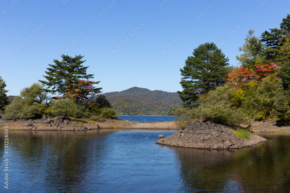 Naklejka premium 朝の檜原湖