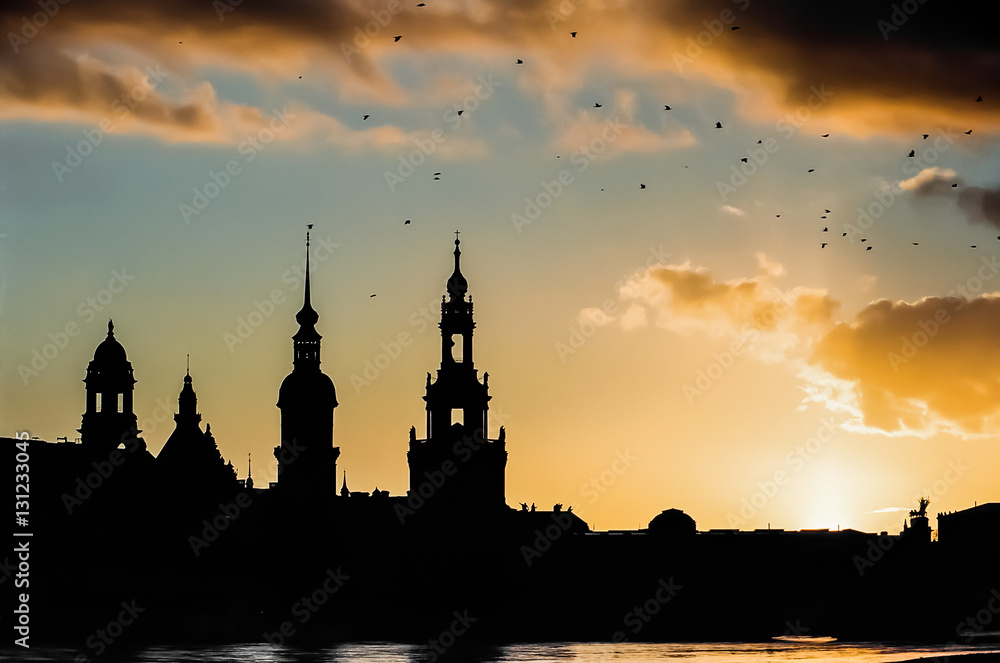Silhouette von Dresden im Sonnenuntergang
