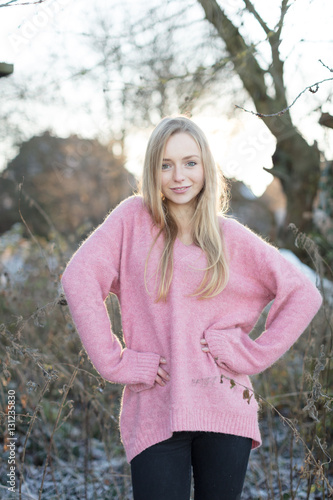 Junge Frau im rosa Pullover posiert © Christian Schwier