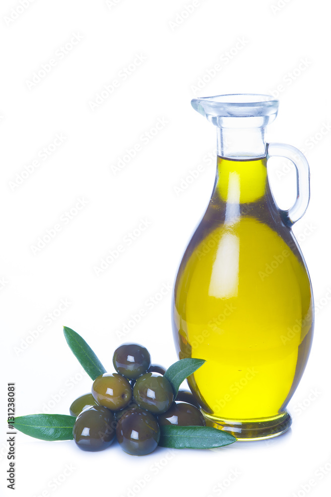 Aceite de oliva aislado sobre fondo blanco Aceite de oliva aislado sobre fondo blanco