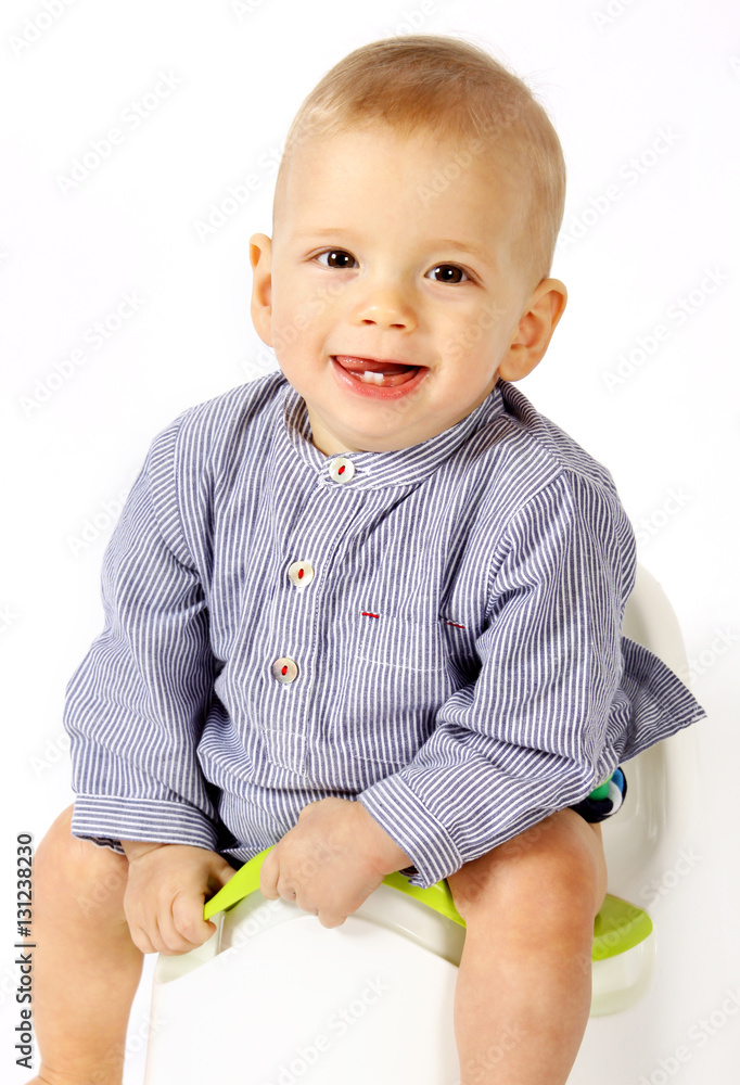 Ein 10 Monate altes Baby sitzt auf einem Töpfchen Ein 10 Monate altes Baby sitzt auf einem Töpfchen