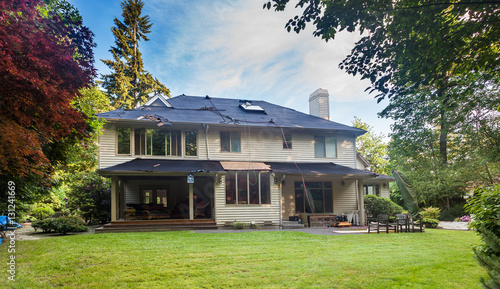 Foto Suburban home in the middle of roof replacement