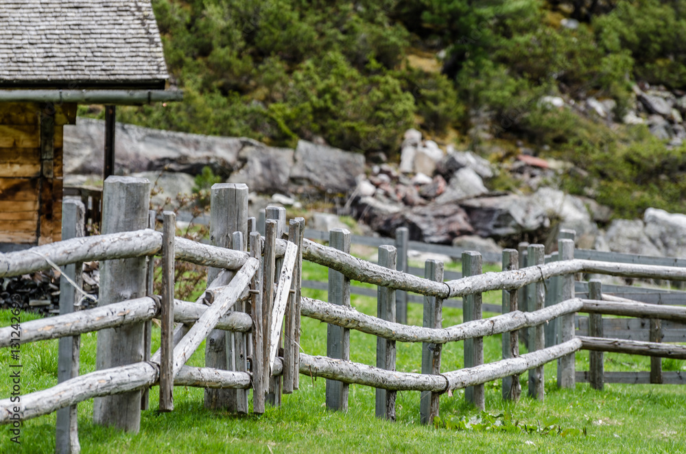 zaun aus holz im gebirge
