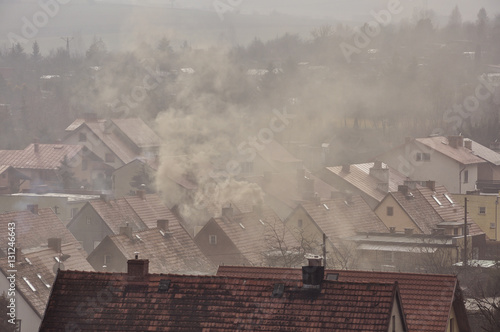 Dym nad dachami domów 
