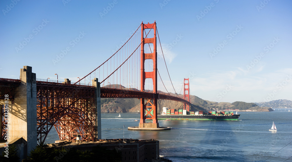 Fototapeta premium Contaiiner Ship Golden Gate Bridge San Francisco Bay California
