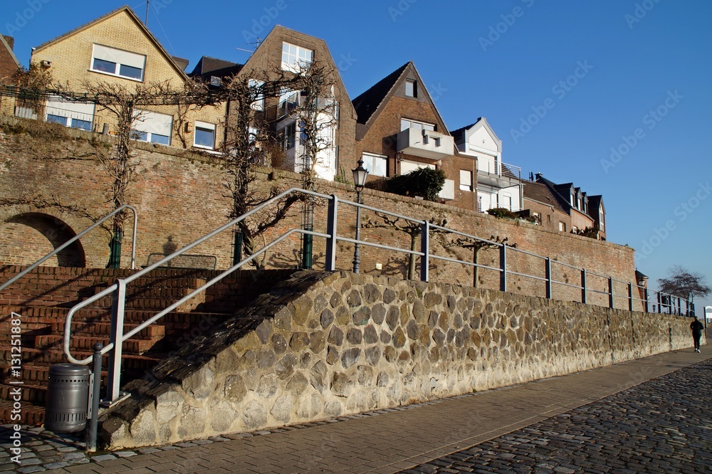 Stadtmauer Rees mit Häuserfront 