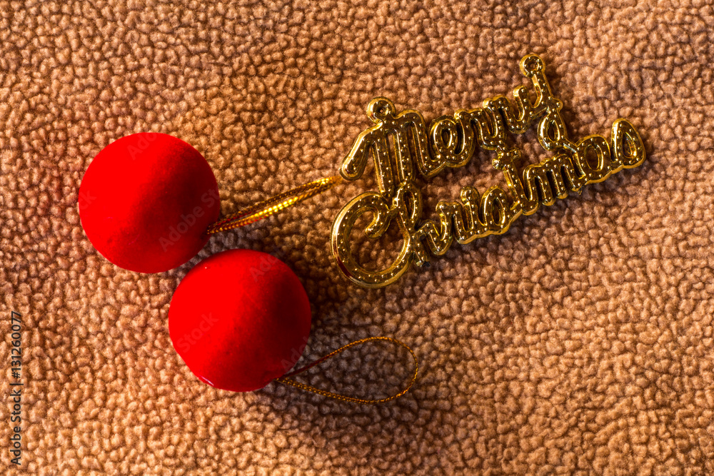Naklejka premium Red ball with Merry christmas word on fabric, still life
