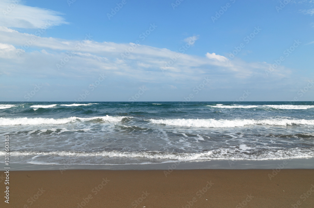 長い砂浜と荒れた海