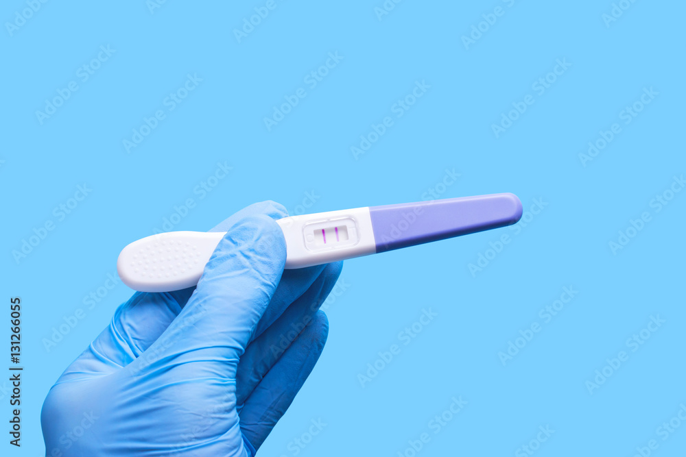 Obraz premium Artificial insemination. doctor's hand in glove holding positive