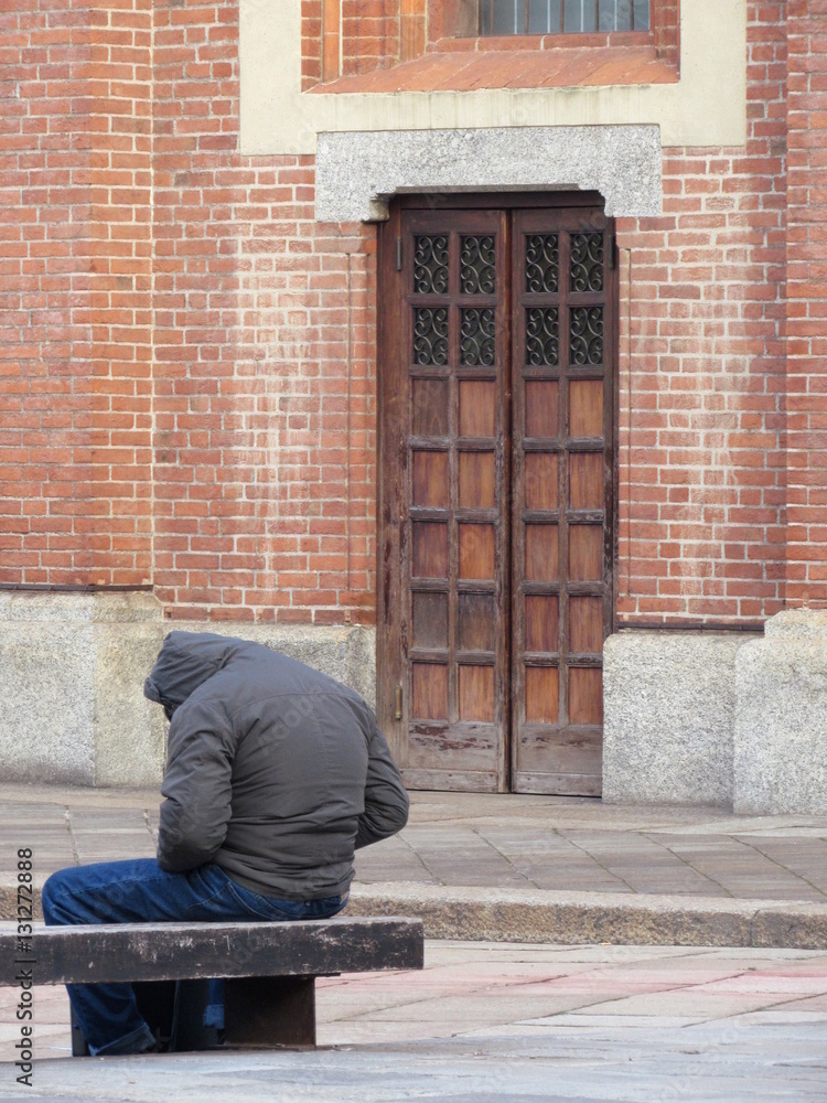 Uomo depresso fuori dalla chiesa