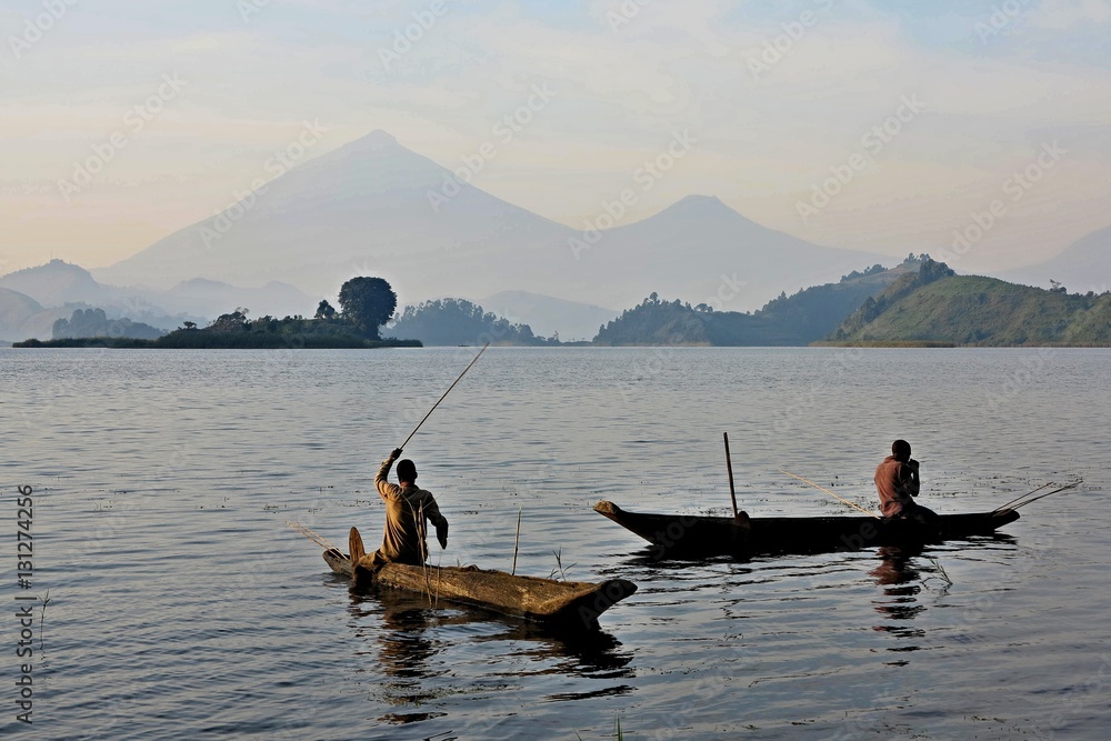 Naklejka premium Rybacy i pracownicy w afrykańskim kongo, dzika przyroda w Afryce, piękny widok na krajobraz, zielona dżungla i góry