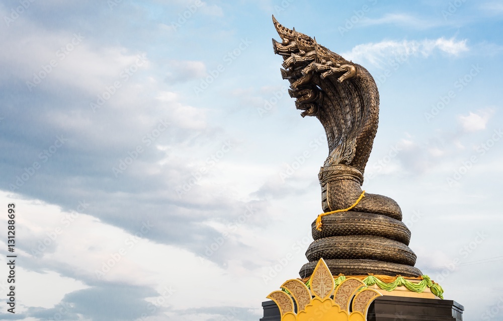 King Naga Landmark at Nakhon Phanom  - obrazy, fototapety, plakaty 
