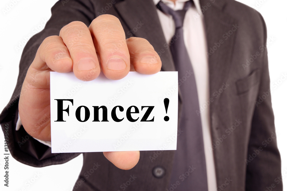 Homme montrant une carte avec écrit foncez dessus Homme montrant une carte avec écrit foncez dessus