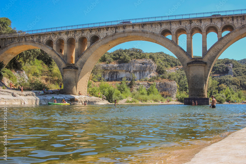 Le pont de Collias sur le gardon avec les gorges du gardon en été