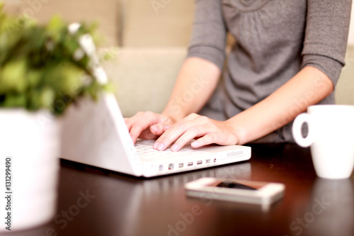 Computer, Handy und Tasse auf dem Tisch