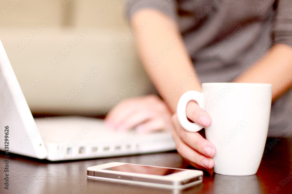 Computer, Handy und Tasse auf dem Tisch Computer, Handy und Tasse auf dem Tisch