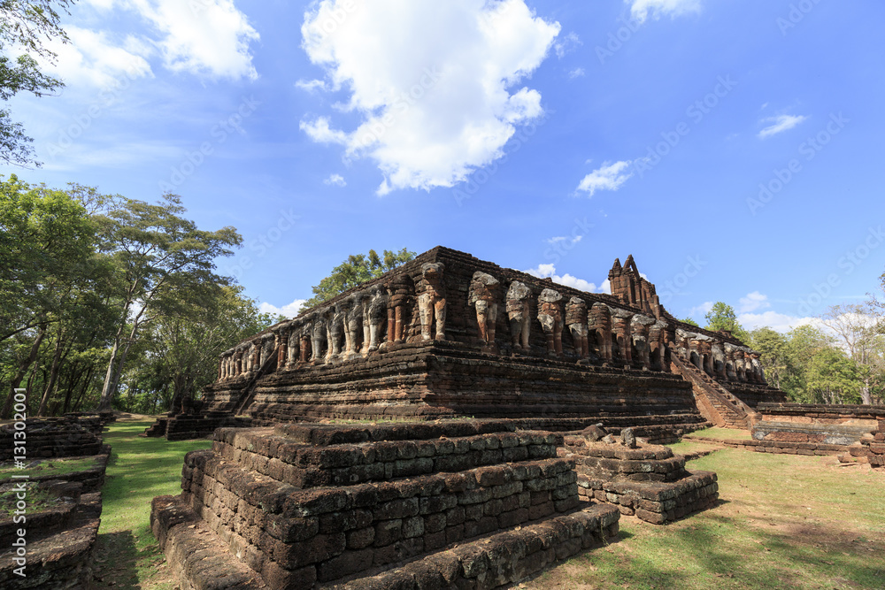 Naklejka premium タイ国カムペーンペット県の遺跡ワット・チャーンロープ