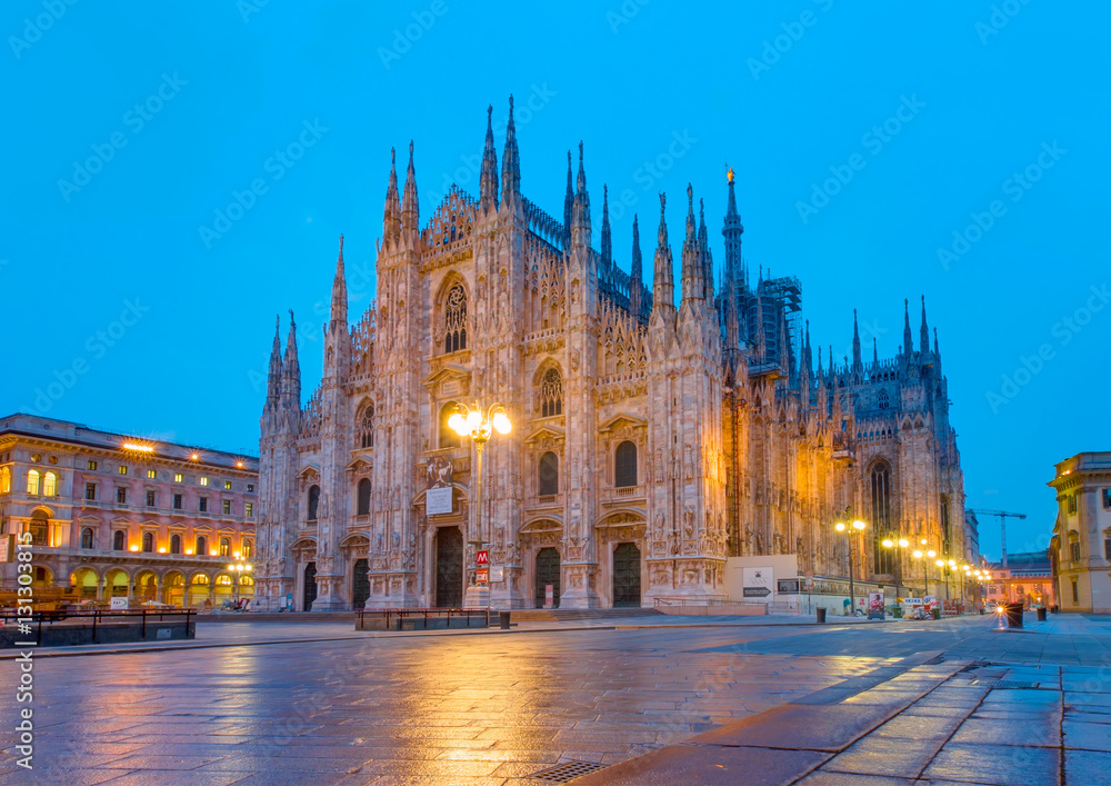Fototapeta premium Duomo di Milano (Milan Cathedral) and Piazza del Duomo in Milan
