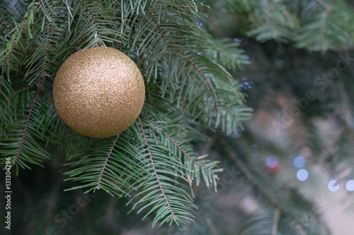 Christbaumschmuck am Tannenzweig