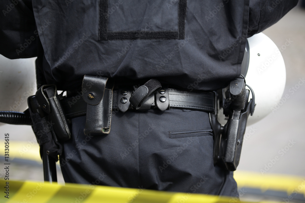 polizist-von-hinten-adobe-stock