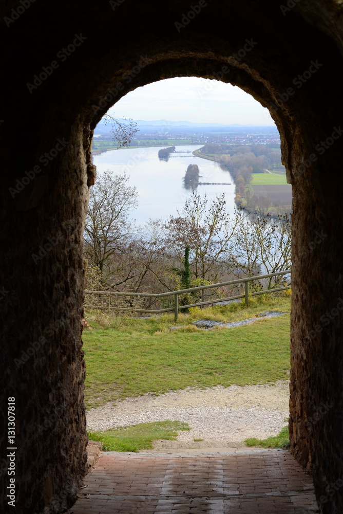 Torbogen mit Ausblick, gemauerter Torbogen mit Blick auf die Donau bei Donaustauf