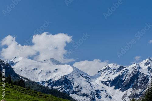 berge mit schnee und wolken am himmel