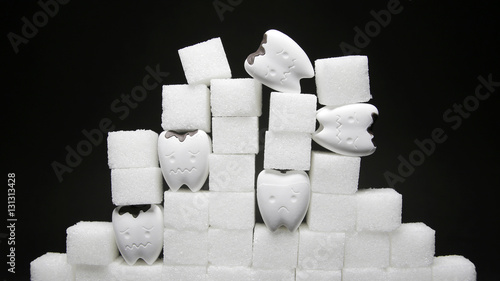 Obraz na plátně Heap of a lot of cubes sugar and decayed tooth in bad and sad emotion 3
