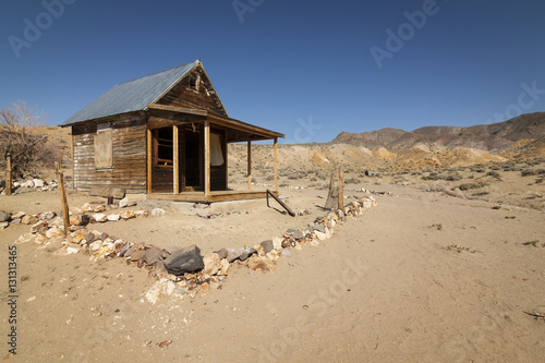 Tablou canvas Abandoned ghost town home or shack in the Nevada Desert under clear blue skies