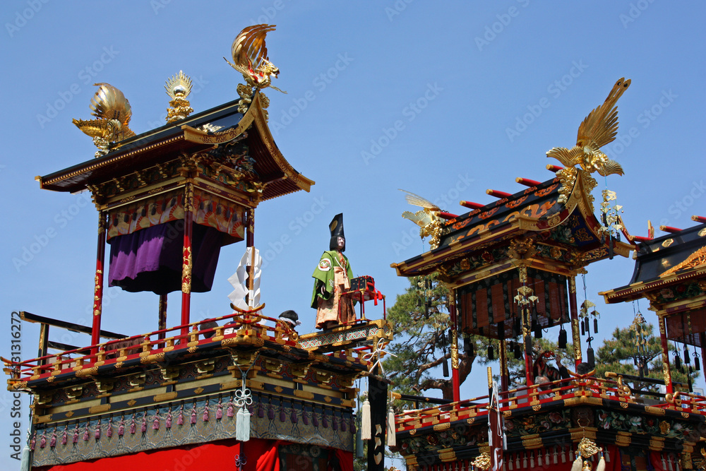 Naklejka premium Chars des fêtes de printemps à Takayama, Japon
