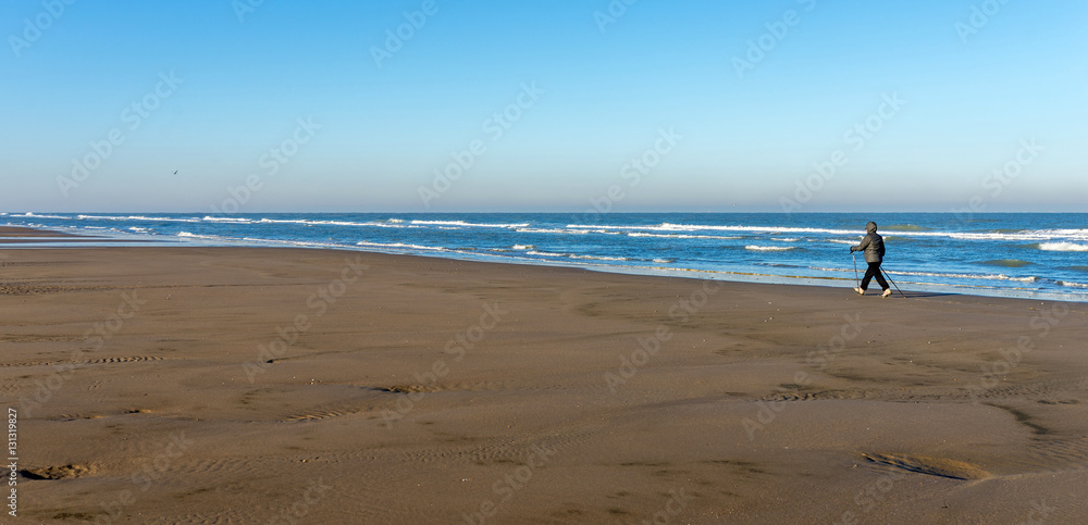 femme marchant sur la plage déserte