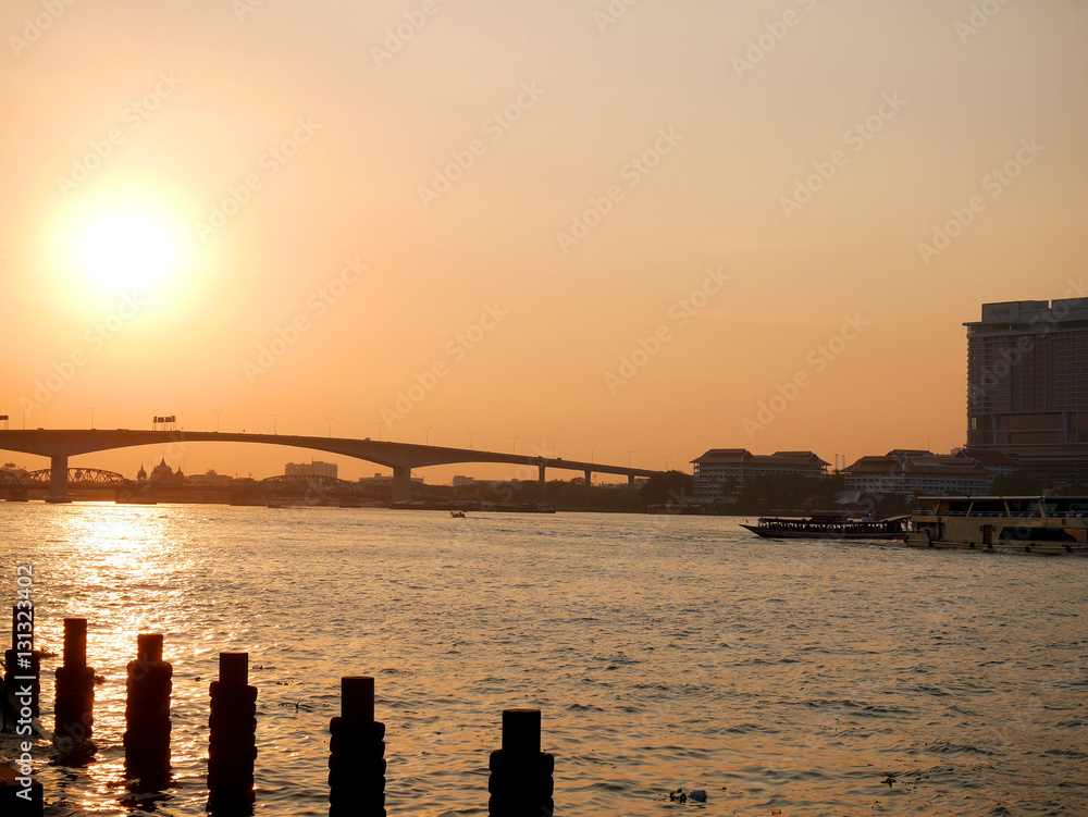 Obraz premium Sunset at Chao Phraya river, Bangkok, Thailand