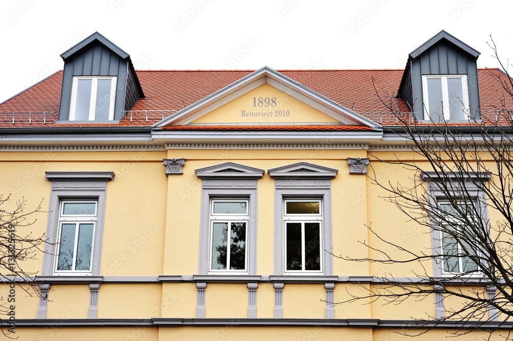 Obraz premium Ältere renovierte Hausfront
