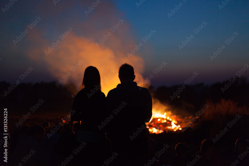 Menschen vor Osterfeuer Menschen vor Osterfeuer