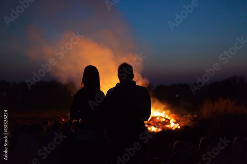 Menschen vor Osterfeuer