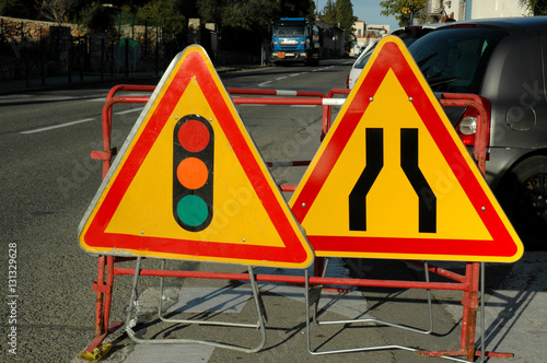 Panneaux provisoires de travaux feu tricolore alternatif et chaussée rétrécie photo