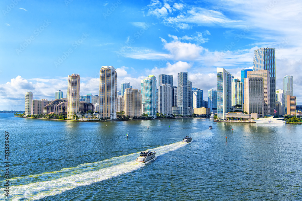 Fototapeta premium Widok z lotu ptaka wieżowców Miami z niebieskim pochmurnym niebem, żagiel łodzi