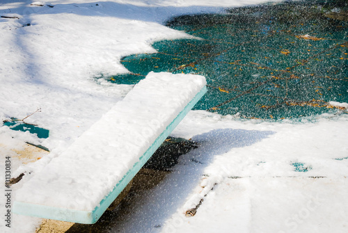 Snowy diving board in winter: Unexpected snowfall in the South makes unexpected scenes