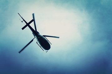 Handdoek met foto Helikopter Helikopter vliegt door strakblauwe hemel  © Bokehstore