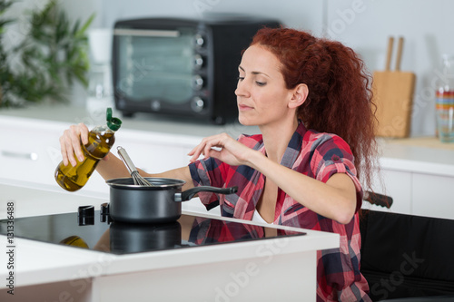 Foto disabled woman cooking in her kitchen