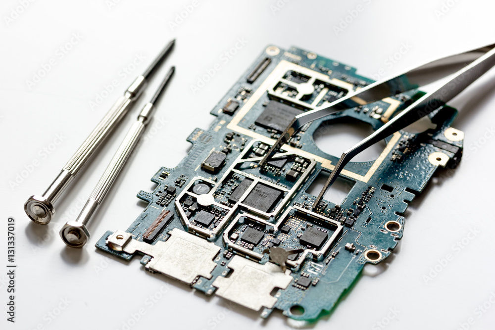 Fototapeta premium concept repair smartphone gadgets on white background