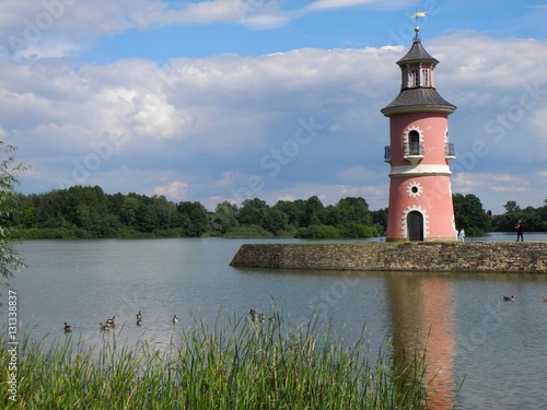 Rosa Leuchtturm am See beim Jagdschloss Moritzburg, Sachsen, Deutschland