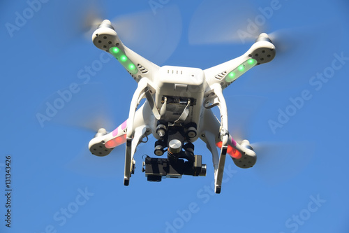 Flug einer Drohne photo