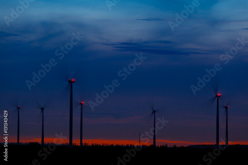 Windkraftanlage bei Nacht